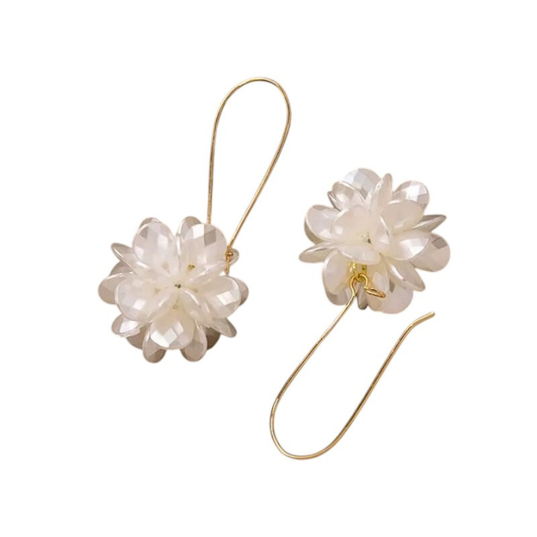 Blumenfoermige Ohrringe in Gold