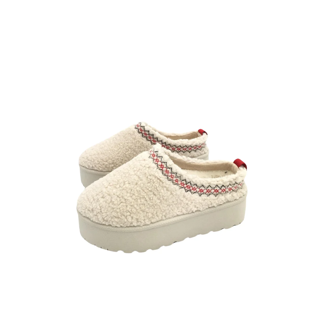Beige Slip-On Schuhe mit Teddy-Optik, Plateausohle und gesticktem Muster