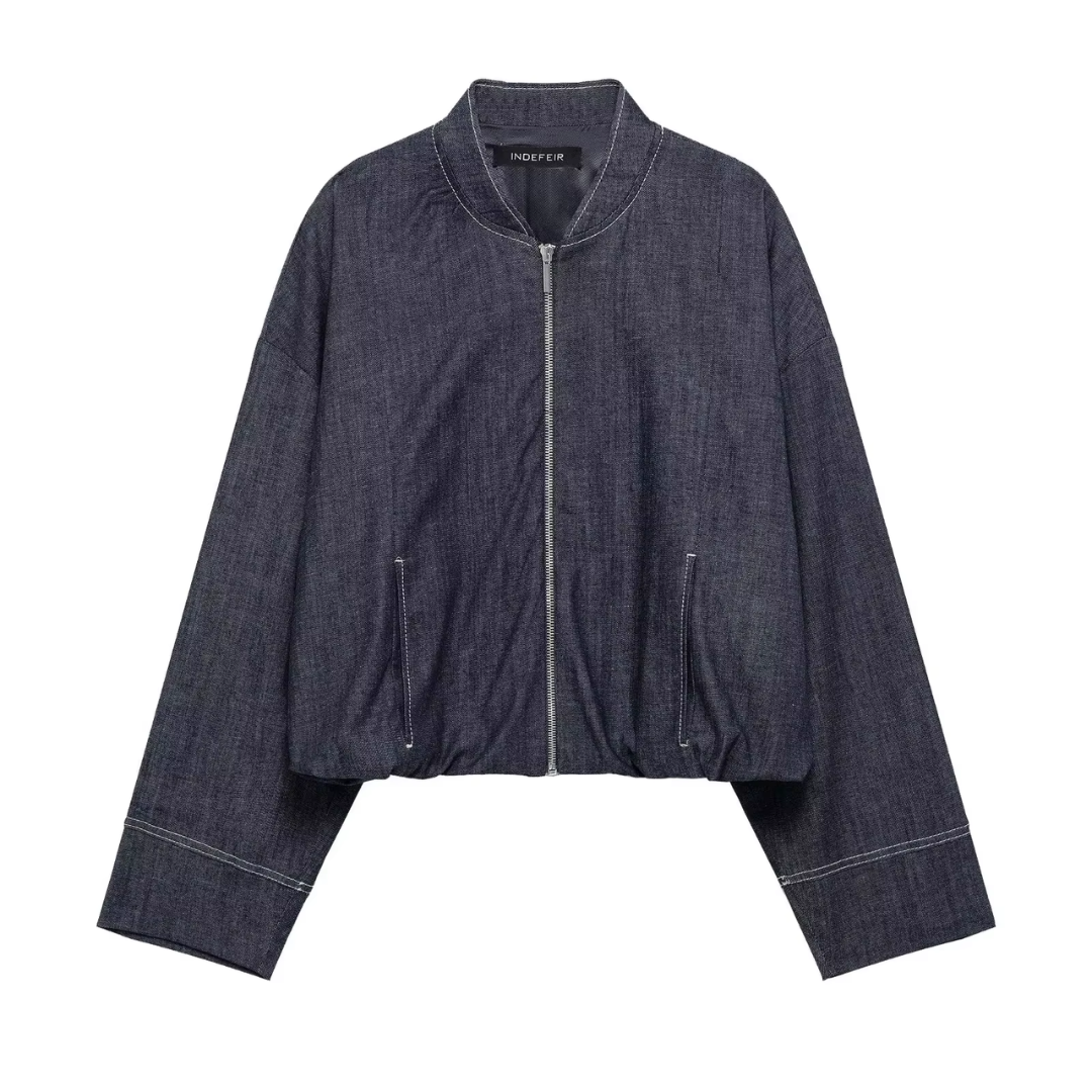 Trendiges Denim-Set in Dunkelblau mit weißen Nähten
