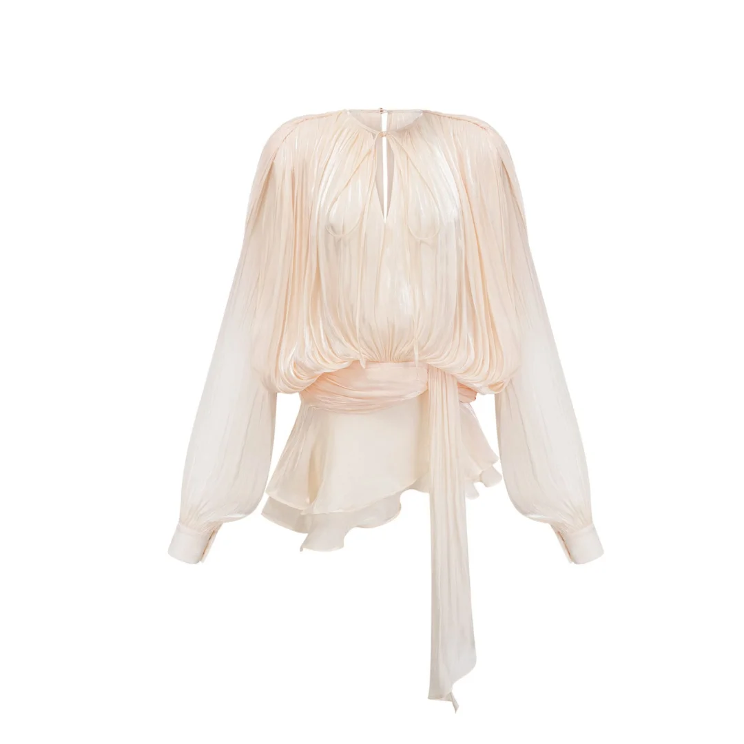 Formbetontes Abendkleid mit fließendem Stoff in Creme
