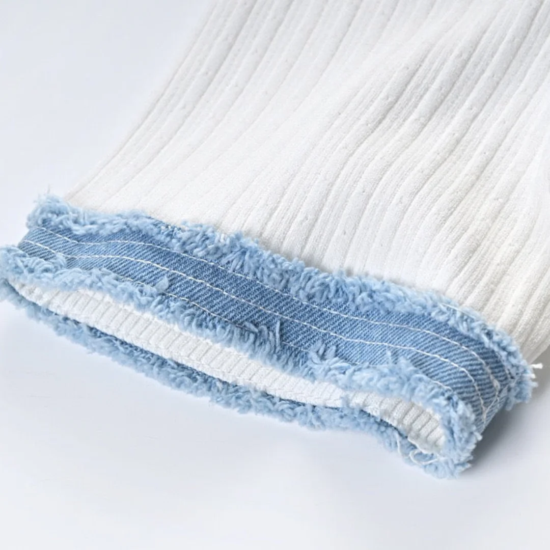 Weißes Damenkleid mit blauen Denim-Nähten an den Ärmeln