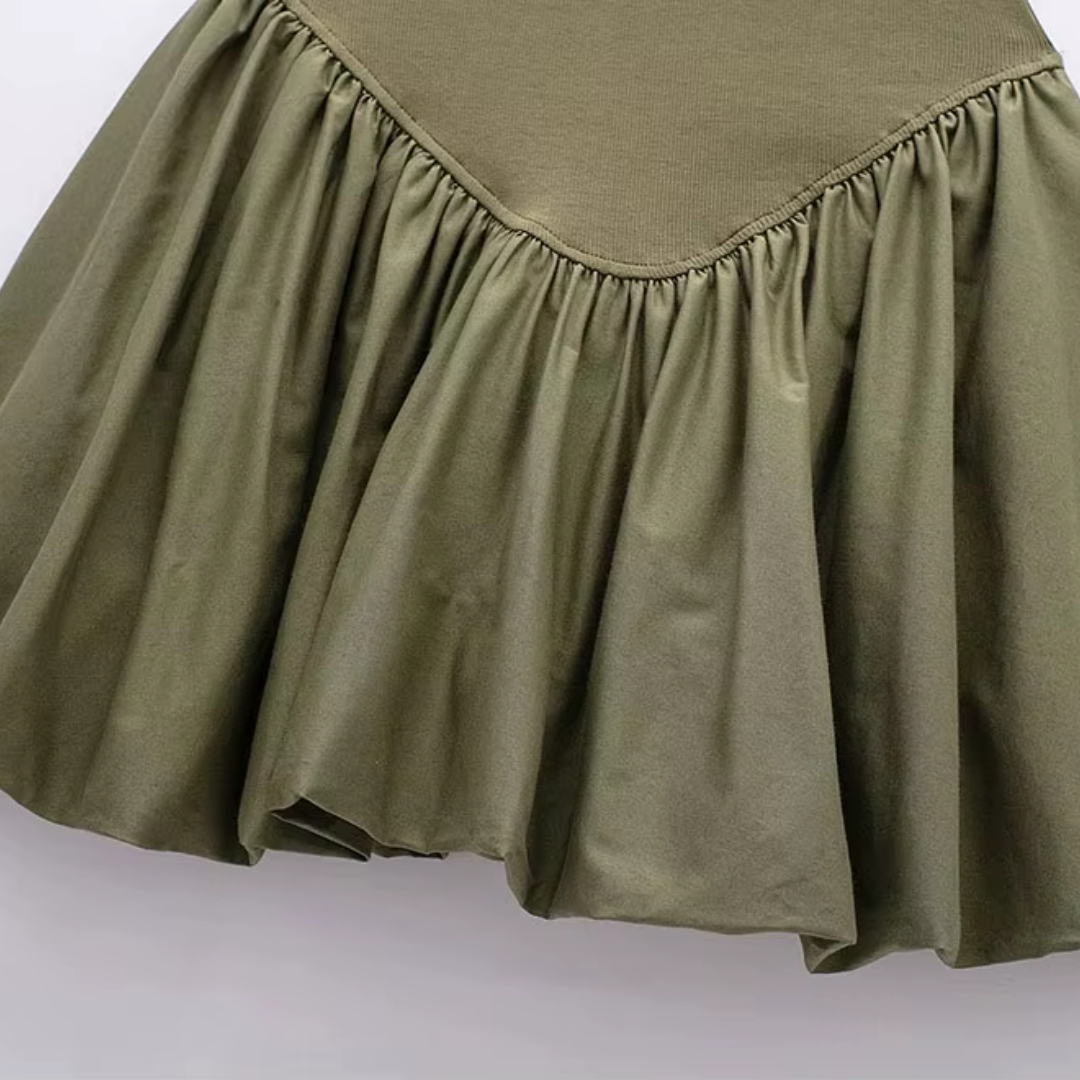 Tailliertes Damenkleid mit abstehendem Saum