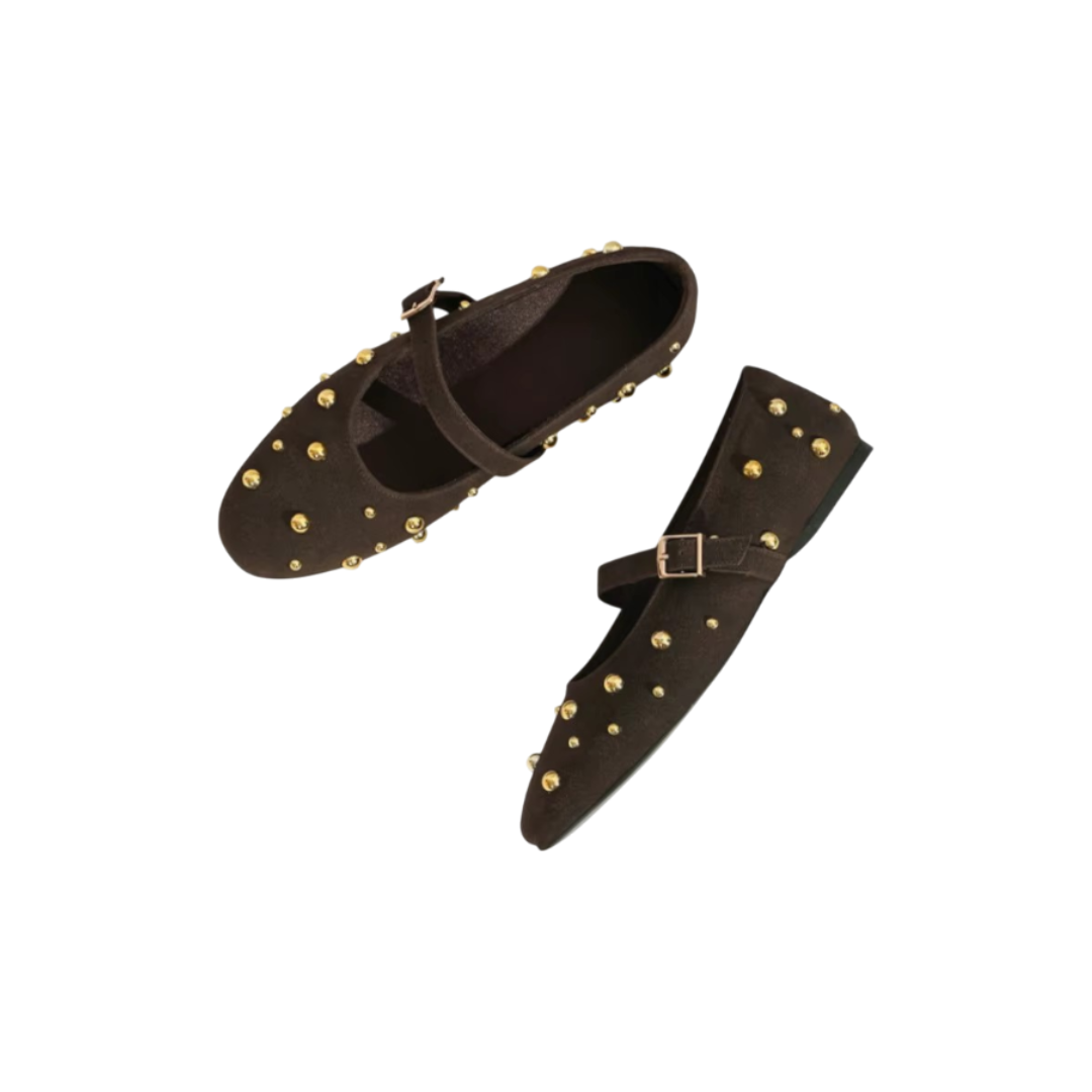 Goldene Halbperlen-Nieten auf braunen Ballerinas
