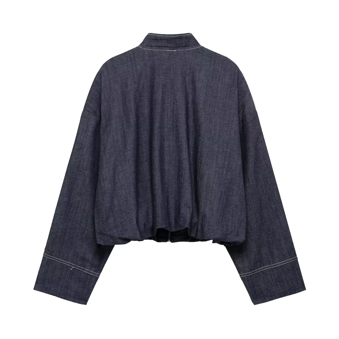 Vintage-inspiriertes Denim-Outfit mit Plissee-Rock